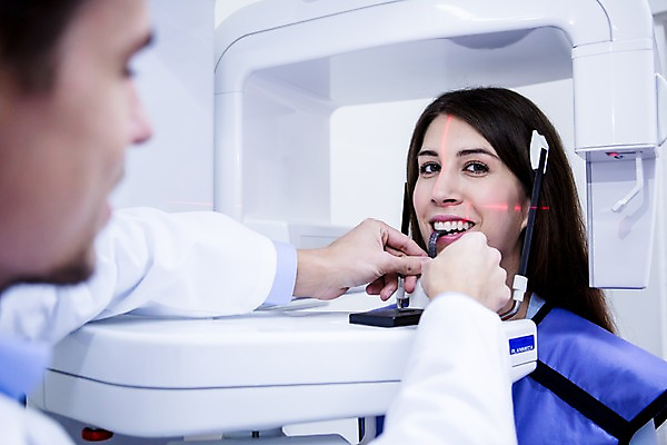 포토 JPG 백인 여자 남자 치과 상반신 20대 성인 두명 앞모습 옆모습 의사 물기 치과의사 청년만 성인만 CT촬영 국내포토 서양인 뷰포인트 의료기기 모션 병원 사람 청년 의료진 파일형식