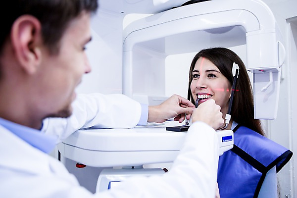 포토 JPG 백인 여자 남자 치과 상반신 20대 성인 두명 앞모습 옆모습 의사 물기 치과의사 청년만 성인만 CT촬영 국내포토 서양인 뷰포인트 의료기기 모션 병원 사람 청년 의료진 파일형식