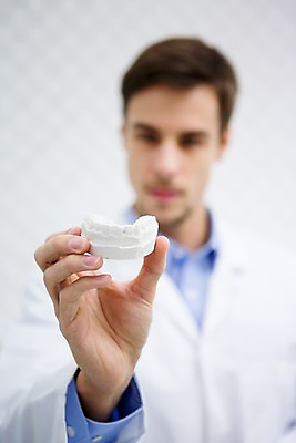 포토 JPG 백인 손 남자 치과 한명 들기 상반신 20대 성인 앞모습 아웃포커스 의사 치과의사 치아모형 청년남자한명만 성인남자한명만 국내포토 서양인 1 뷰포인트 모션 촬영기법 병원 사람 청년 신체부위 의료진 치아 남자한명만 성인남자만 청년남자만 파일형식