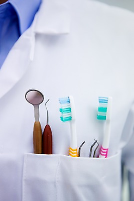 포토 JPG 남자 치과 한명 상반신 앞모습 의사가운 칫솔 치과용품 핀셋 의료용집게 국내포토 1 뷰포인트 병원 집게 사람 위생용품 의사 도구 의료용품 가운 파일형식