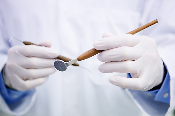 포토 JPG 손 남자 치과 한명 들기 상반신 앞모습 의사 치과의사 치과용품 고무장갑 국내포토 1 뷰포인트 장갑 모션 병원 사람 신체부위 의료진 의료용품 고무 파일형식