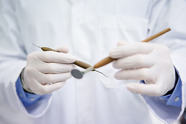 포토 JPG 손 남자 치과 한명 들기 상반신 앞모습 의사 치과의사 치과용품 고무장갑 국내포토 1 뷰포인트 장갑 모션 병원 사람 신체부위 의료진 의료용품 고무 파일형식