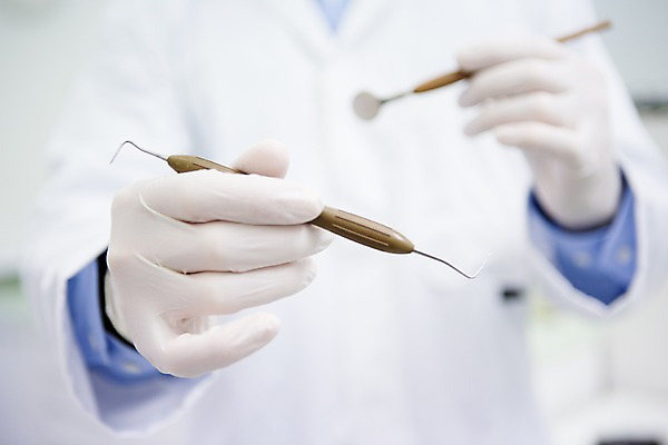 포토 JPG 손 남자 치과 한명 들기 상반신 앞모습 의사 치과의사 치과용품 고무장갑 국내포토 1 뷰포인트 장갑 모션 병원 사람 신체부위 의료진 의료용품 고무 파일형식