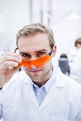 포토 JPG 백인 손 남자 고글 치과 한명 들기 상반신 20대 성인 앞모습 아웃포커스 의사 치과의사 청년남자한명만 성인남자한명만 안경낌 국내포토 서양인 1 안경 뷰포인트 모션 촬영기법 병원 사람 청년 신체부위 의료진 남자한명만 성인남자만 청년남자만 파일형식