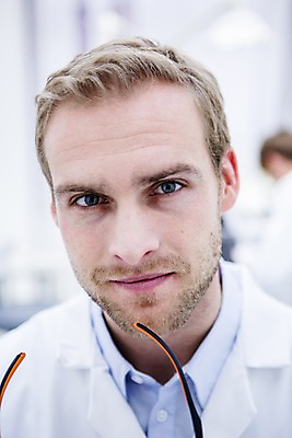 포토 JPG 백인 남자 고글 치과 한명 상반신 20대 성인 앞모습 아웃포커스 의사 치과의사 청년남자한명만 성인남자한명만 국내포토 서양인 1 뷰포인트 촬영기법 병원 사람 청년 의료진 남자한명만 성인남자만 청년남자만 파일형식