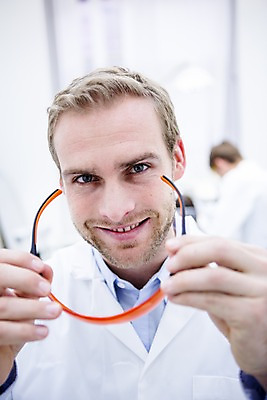 포토 JPG 백인 손 남자 고글 치과 한명 미소 들기 상반신 20대 성인 앞모습 아웃포커스 의사 치과의사 청년남자한명만 성인남자한명만 국내포토 서양인 1 뷰포인트 모션 촬영기법 표정 병원 사람 청년 신체부위 의료진 남자한명만 성인남자만 청년남자만 파일형식