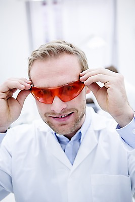 포토 JPG 백인 손 남자 고글 치과 한명 미소 상반신 20대 성인 앞모습 아웃포커스 의사 치과의사 청년남자한명만 성인남자한명만 안경낌 국내포토 서양인 1 안경 뷰포인트 촬영기법 표정 병원 사람 청년 신체부위 의료진 남자한명만 성인남자만 청년남자만 파일형식