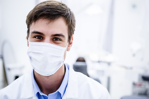 포토 JPG 백인 남자 치과 마스크 한명 상반신 20대 성인 앞모습 아웃포커스 의사 치과의사 청년남자한명만 성인남자한명만 국내포토 서양인 1 뷰포인트 촬영기법 병원 사람 청년 의료진 남자한명만 성인남자만 청년남자만 파일형식