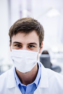 포토 JPG 백인 남자 치과 마스크 한명 상반신 20대 성인 앞모습 아웃포커스 의사 치과의사 청년남자한명만 성인남자한명만 국내포토 서양인 1 뷰포인트 촬영기법 병원 사람 청년 의료진 남자한명만 성인남자만 청년남자만 파일형식
