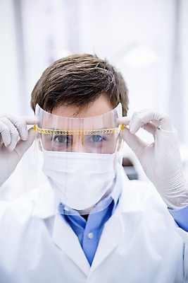 포토 JPG 백인 손 남자 고글 치과 마스크 한명 상반신 20대 성인 앞모습 아웃포커스 의사 치과의사 청년남자한명만 성인남자한명만 안경낌 국내포토 서양인 1 안경 뷰포인트 촬영기법 병원 사람 청년 신체부위 의료진 남자한명만 성인남자만 청년남자만 파일형식