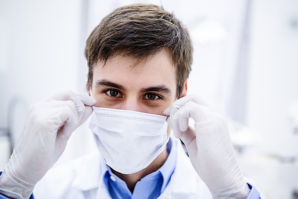 포토 JPG 백인 손 남자 치과 마스크 한명 상반신 20대 성인 앞모습 아웃포커스 의사 잡기 치과의사 청년남자한명만 성인남자한명만 국내포토 서양인 1 뷰포인트 모션 촬영기법 병원 사람 청년 신체부위 의료진 남자한명만 성인남자만 청년남자만 파일형식