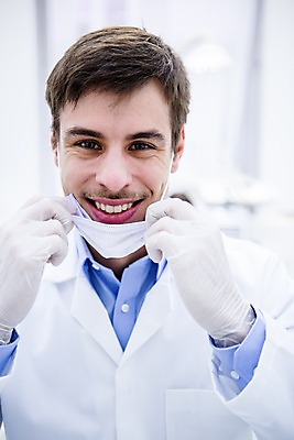 포토 JPG 백인 손 남자 치과 마스크 한명 미소 상반신 20대 성인 앞모습 아웃포커스 의사 잡기 치과의사 청년남자한명만 성인남자한명만 국내포토 서양인 1 뷰포인트 모션 촬영기법 표정 병원 사람 청년 신체부위 의료진 남자한명만 성인남자만 청년남자만 파일형식