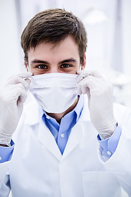 포토 JPG 백인 손 남자 치과 마스크 한명 상반신 20대 성인 앞모습 아웃포커스 의사 잡기 치과의사 청년남자한명만 성인남자한명만 국내포토 서양인 1 뷰포인트 모션 촬영기법 병원 사람 청년 신체부위 의료진 남자한명만 성인남자만 청년남자만 파일형식