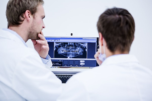 포토 JPG 백인 남자 치과 상반신 20대 성인 두명 뒷모습 노트북 턱괴기 의사 관찰 치과의사 CT촬영 국내포토 서양인 뷰포인트 의료기기 모션 병원 사람 청년 전자제품 의료진 파일형식