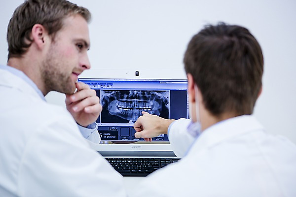 포토 JPG 백인 남자 치과 상반신 20대 성인 두명 뒷모습 노트북 턱괴기 의사 가리킴 관찰 치과의사 CT촬영 국내포토 서양인 뷰포인트 의료기기 모션 병원 사람 손짓 청년 전자제품 의료진 파일형식