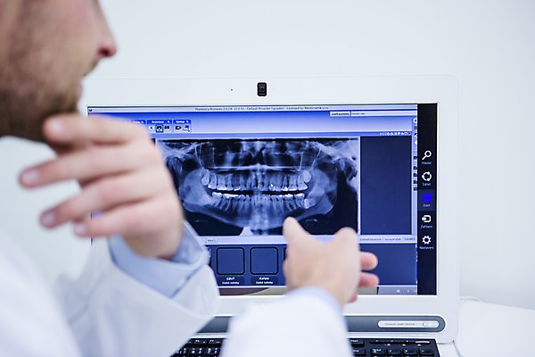 포토 JPG 백인 손 남자 한손 치과 상반신 20대 성인 두명 뒷모습 신체부위 노트북 턱괴기 가리킴 관찰 치과의사 CT촬영 국내포토 서양인 뷰포인트 의료기기 모션 병원 사람 손짓 청년 전자제품 의사 파일형식