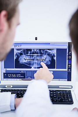 포토 JPG 백인 남자 치과 상반신 20대 성인 두명 뒷모습 노트북 가리킴 관찰 치과의사 CT촬영 국내포토 서양인 뷰포인트 의료기기 모션 병원 사람 손짓 청년 전자제품 의사 파일형식