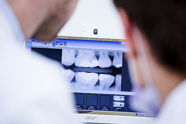 포토 JPG 백인 남자 치과 상반신 20대 성인 두명 뒷모습 노트북 관찰 치과의사 CT촬영 국내포토 서양인 뷰포인트 의료기기 모션 병원 사람 청년 전자제품 의사 파일형식