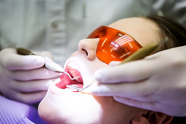 포토 JPG 백인 손 여자 고글 치과 상반신 20대 성인 두명 신체부위 치료 환자 치과의사 치과용품 고무장갑 치과진료 안경낌 국내포토 서양인 안경 장갑 의학 병원 사람 청년 진료 의사 의료용품 고무 파일형식