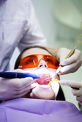 포토 JPG 백인 손 여자 고글 치과 상반신 20대 성인 신체부위 치료 세명 환자 치과의사 치과용품 고무장갑 치과진료 안경낌 국내포토 서양인 안경 장갑 의학 병원 사람 청년 진료 의사 의료용품 고무 파일형식