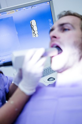 포토 JPG 백인 손 남자 치과 상반신 20대 성인 두명 아웃포커스 신체부위 환자 관찰 검사_조사 치과의사 치과용품 확대경 치과진료 국내포토 서양인 의학 모션 촬영기법 병원 사람 청년 진료 의사 의료용품 파일형식