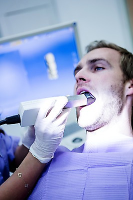 포토 JPG 백인 손 남자 치과 상반신 20대 성인 두명 아웃포커스 신체부위 환자 관찰 검사_조사 치과의사 치과용품 확대경 치과진료 국내포토 서양인 의학 모션 촬영기법 병원 사람 청년 진료 의사 의료용품 파일형식