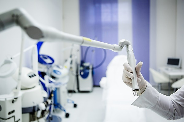 포토 JPG 손 한손 치과 한명 신체부위 잡기 치과의사 치과용품 고무장갑 국내포토 1 장갑 모션 병원 사람 의사 의료용품 고무 파일형식