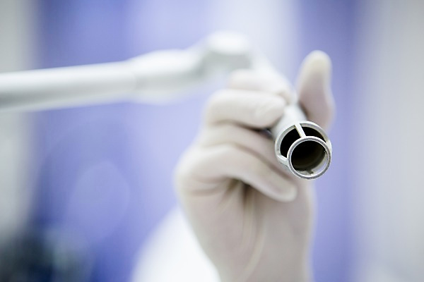 포토 JPG 손 한손 치과 한명 신체부위 잡기 치과의사 치과용품 고무장갑 국내포토 1 장갑 모션 병원 사람 의사 의료용품 고무 파일형식