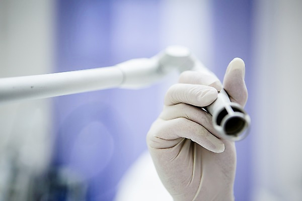 포토 JPG 손 한손 치과 한명 신체부위 잡기 치과의사 치과용품 고무장갑 국내포토 1 장갑 모션 병원 사람 의사 의료용품 고무 파일형식