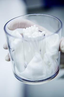 포토 JPG 손 한손 치과 한명 들기 아웃포커스 신체부위 솜 치과의사 고무장갑 면봉 국내포토 1 장갑 모션 촬영기법 병원 사람 의사 고무 파일형식