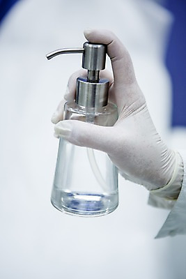 포토 JPG 손 한손 치과 한명 들기 신체부위 용기 치과의사 치과용품 고무장갑 펌프 국내포토 1 그릇 장갑 모션 병원 사람 의사 의료용품 고무 파일형식