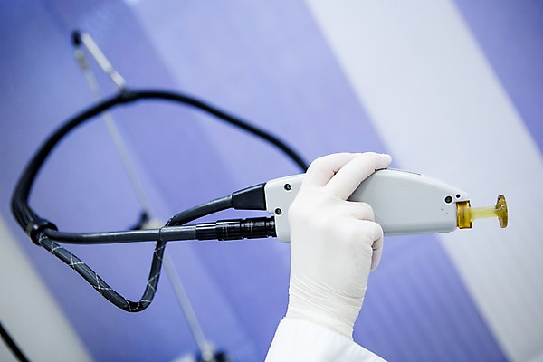 포토 JPG 손 한손 치과 한명 들기 신체부위 치과의사 치과용품 고무장갑 국내포토 1 장갑 모션 병원 사람 의사 의료용품 고무 파일형식