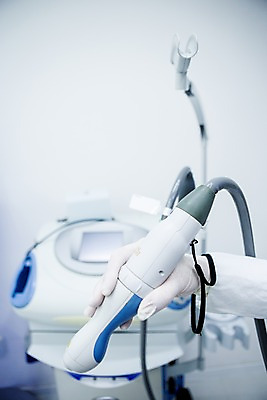 포토 JPG 손 한손 치과 한명 들기 신체부위 치과의사 치과용품 고무장갑 국내포토 1 장갑 모션 병원 사람 의사 의료용품 고무 파일형식