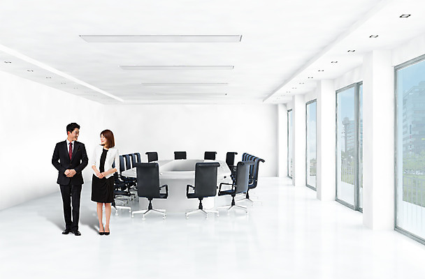 PSD 편집 편집이미지 여자 남자 40대 의자 비즈니스 창문 실내 대화 성인 두명 한국인 비즈니스맨 비즈니스우먼 회의실 이미지편집 중년 가구 말하기 사람 동양인 내부 직장인 파일형식