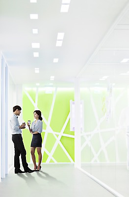 전신 PSD 편집 편집이미지 여자 남자 커피 비즈니스 휴식 실내 대화 서기 성인 두명 한국인 비즈니스맨 비즈니스우먼 복도 종이컵 이미지편집 음료 컨셉 모션 말하기 사람 동양인 내부 컵 직장인 일회용 파일형식