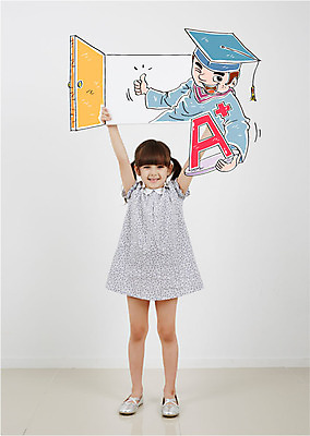 외국인 편집 편집이미지 여자 교육 남자 어린이 학사모 두명 문 에이플러스 이미지편집 AI파일 모자_잡화 졸업 사람 인종 점수 파일형식 벡터