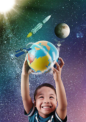 PSD 편집이미지 어린이교육 남자 지구 흑인 밤하늘 한명 미소 들기 상반신 앞모습 햇빛 손들기 우주 유치원생 행성 인공위성 달 야간 우주선 이미지편집 자연요소 서양인 1 교육 어린이 뷰포인트 통신 모션 하늘 표정 사람 태양 파일형식