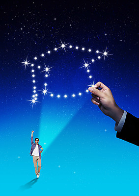 전신 PSD 편집이미지 손 남자 별 대학생 학사모 밤하늘 한손 서기 20대 성인 두명 앞모습 신체부위 손들기 파이팅 야간 일본인 대학교육 별빛 이미지편집 자연요소 외국인 모자_잡화 학생 교육 뷰포인트 졸업 모션 하늘 사람 동양인 청년 빛 파일형식