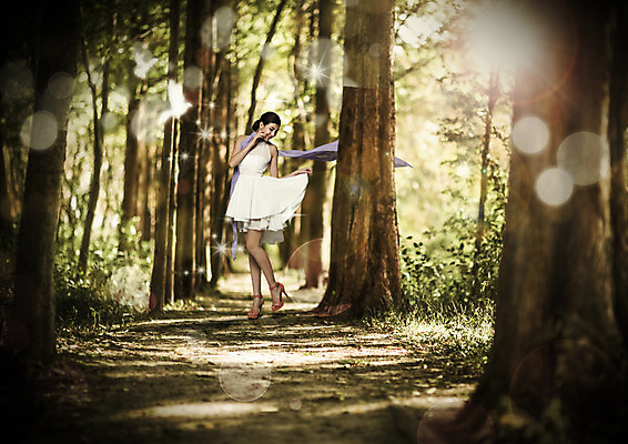 전신 PSD 나무 백인 편집이미지 원피스 여자 한명 서기 20대 성인 햇빛 뷰티 스카프 하이힐 숲 보케 숲길 이미지편집 서양인 식물 1 옷 길 구두 모션 사람 청년 태양 목도리 여성화 파일형식