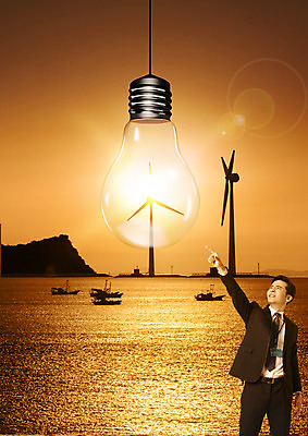PSD 편집이미지 남자 바다 전구 하늘 한명 정장 상반신 성인 앞모습 30대 일몰 한국인 올려보기 가리킴 비즈니스맨 어선 풍력기 이미지편집 1 옷 뷰포인트 배_교통 비즈니스 모션 사람 동양인 손짓 장년 노을 직장인 풍력에너지 파일형식
