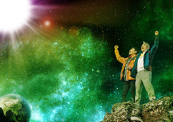 PSD 편집이미지 남자 아들 지구 50대 가족 밤하늘 서기 웃음 성인 두명 30대 햇빛 손들기 절벽 만세 한국인 아빠 야간 이미지편집 자연요소 중년 관계 모션 하늘 표정 사람 동양인 장년 태양 파일형식