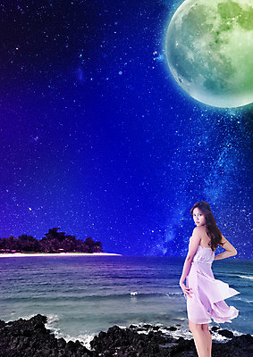 PSD 편집이미지 원피스 여자 바다 밤하늘 한명 동양인 상반신 성인 뒷모습 보름달 바위 뒤돌아보기 야간 이미지편집 자연요소 1 옷 뷰포인트 모션 하늘 사람 인종 달 돌_바위 파일형식