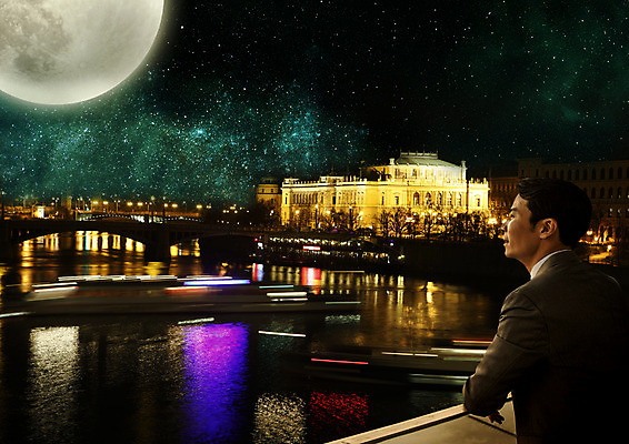 PSD 편집이미지 남자 야경 밤하늘 한명 상반신 성인 건물 30대 강 한국인 보름달 도시 야간 유람선 가교 이미지편집 자연요소 1 건축물 배_교통 하늘 사람 동양인 장년 달 파일형식 풍경_경치