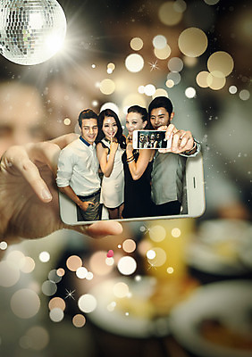 PSD 백인 편집이미지 손 여자 남자 한손 미소 들기 여러명 상반신 20대 성인 앞모습 신체부위 친구 스마트폰 한국인 셀프카메라 보케 미러볼 이미지편집 서양인 뷰포인트 다수 관계 모션 표정 사람 동양인 청년 장식 핸드폰 스마트기기 사진촬영 파일형식