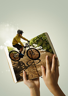 PSD 편집이미지 손 남자 들기 20대 성인 두명 신체부위 책 펼침 한국인 양손 승차 땅 라이딩 산악자전거 이미지편집 모션 사람 동양인 청년 자전거 파일형식