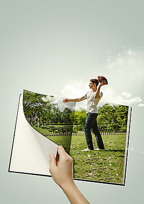 전신 PSD 백인 편집이미지 손 공원 남자 한손 서기 들기 잔디 성인 두명 옆모습 신체부위 책 30대 럭비 펼침 잡기 던지기 럭비공 이미지편집 서양인 식물 공공시설 뷰포인트 공 모션 사람 장년 구기 럭비용품 파일형식