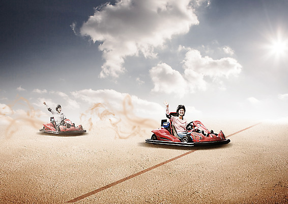 PSD 편집이미지 여자 남자 미소 20대 성인 두명 카트 한국인 승차 손인사 결승선 결승 이미지편집 모션 표정 사람 동양인 청년 인사 파일형식