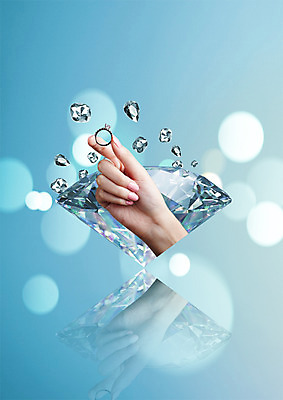 PSD 편집이미지 손 하늘색 한손 한명 들기 신체부위 다이아몬드 다이아몬드반지 보석반지 이미지편집 1 모션 사람 파란색 반지 보석 파일형식