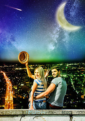 PSD 백인 편집이미지 커플 여자 남자 여행 야경 밤하늘 들기 앉기 상반신 20대 성인 두명 뒷모습 도시 뒤돌아보기 야간 초승달 유성 손인사 페도라 이미지편집 자연요소 서양인 모자_잡화 뷰포인트 관계 모션 하늘 사람 청년 달 인사 파일형식 풍경_경치