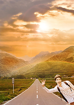 PSD 구름 편집이미지 남자 도로 여행 무지개 하늘 산 논 한명 상반신 20대 성인 앞모습 일몰 한국인 손인사 이미지편집 자연요소 1 길 뷰포인트 농업 교통시설 사람 동양인 청년 노을 인사 파일형식